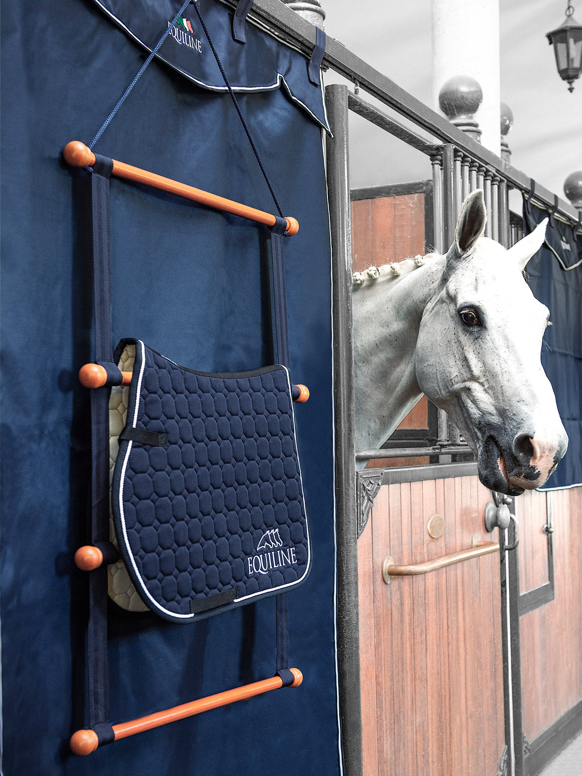 ESTANTE MADERA PARA MANTILLAS EQUILINE