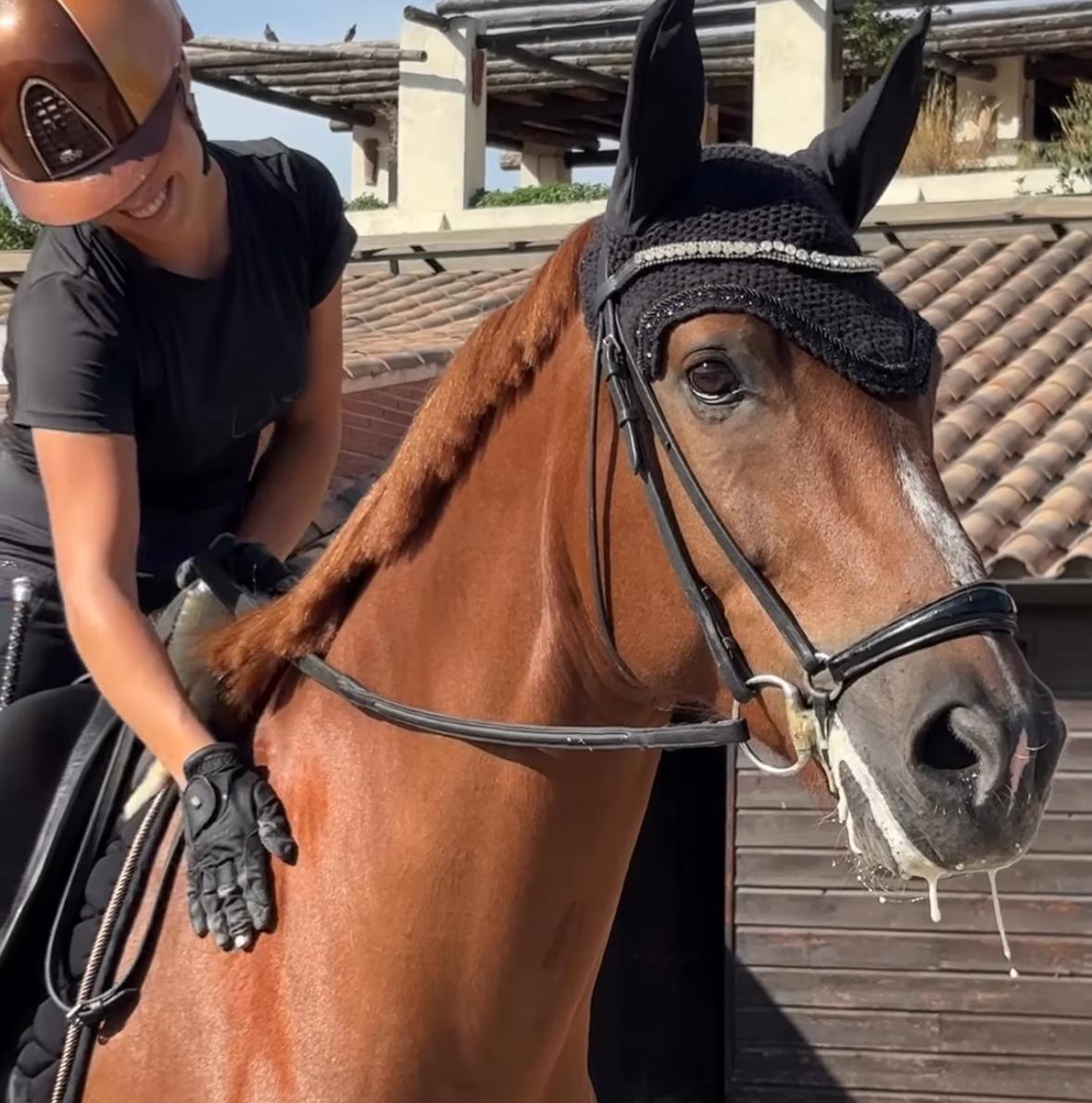 OREJERA MARONA NEGRAS CON BRILLANTES ¡ LAS MÁS VENDIDAS !