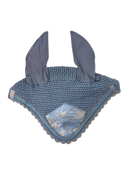 CONJUNTO MANTILLA TY OREJERAS  WHISPPERER CLUB DOMA AZUL CIELO HOJAS